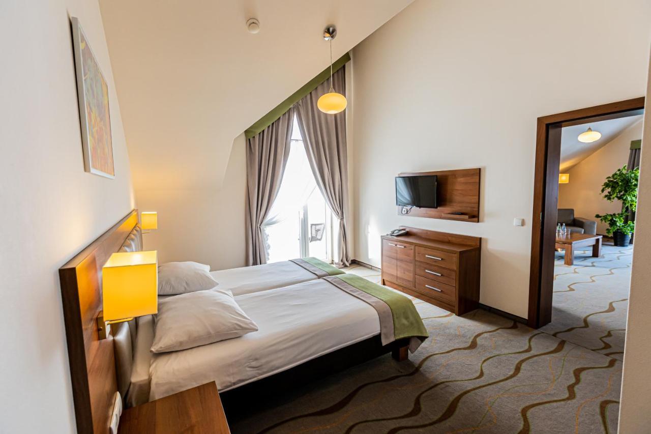 Hotel Olivia Medical Spa Skomielna Czarna Экстерьер фото
