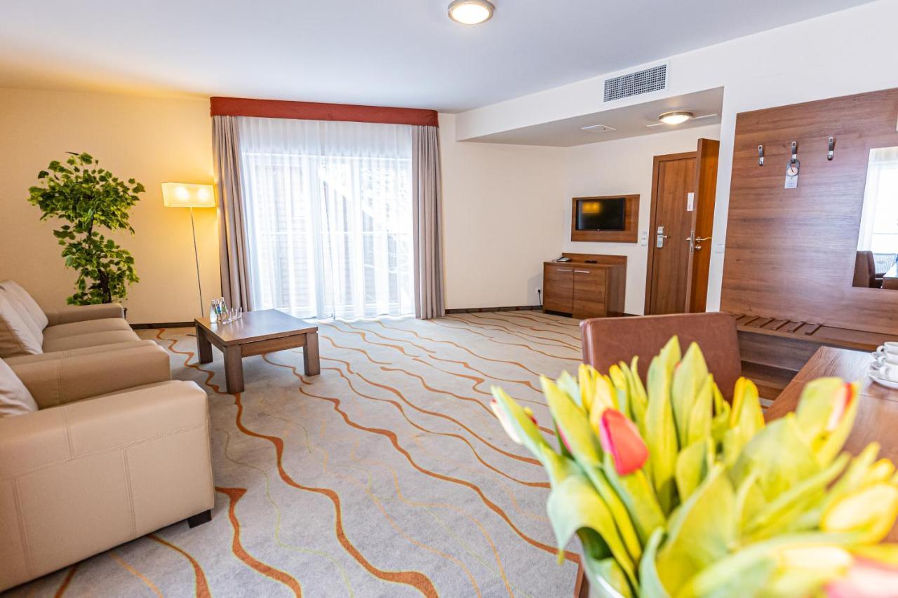 Hotel Olivia Medical Spa Skomielna Czarna Экстерьер фото