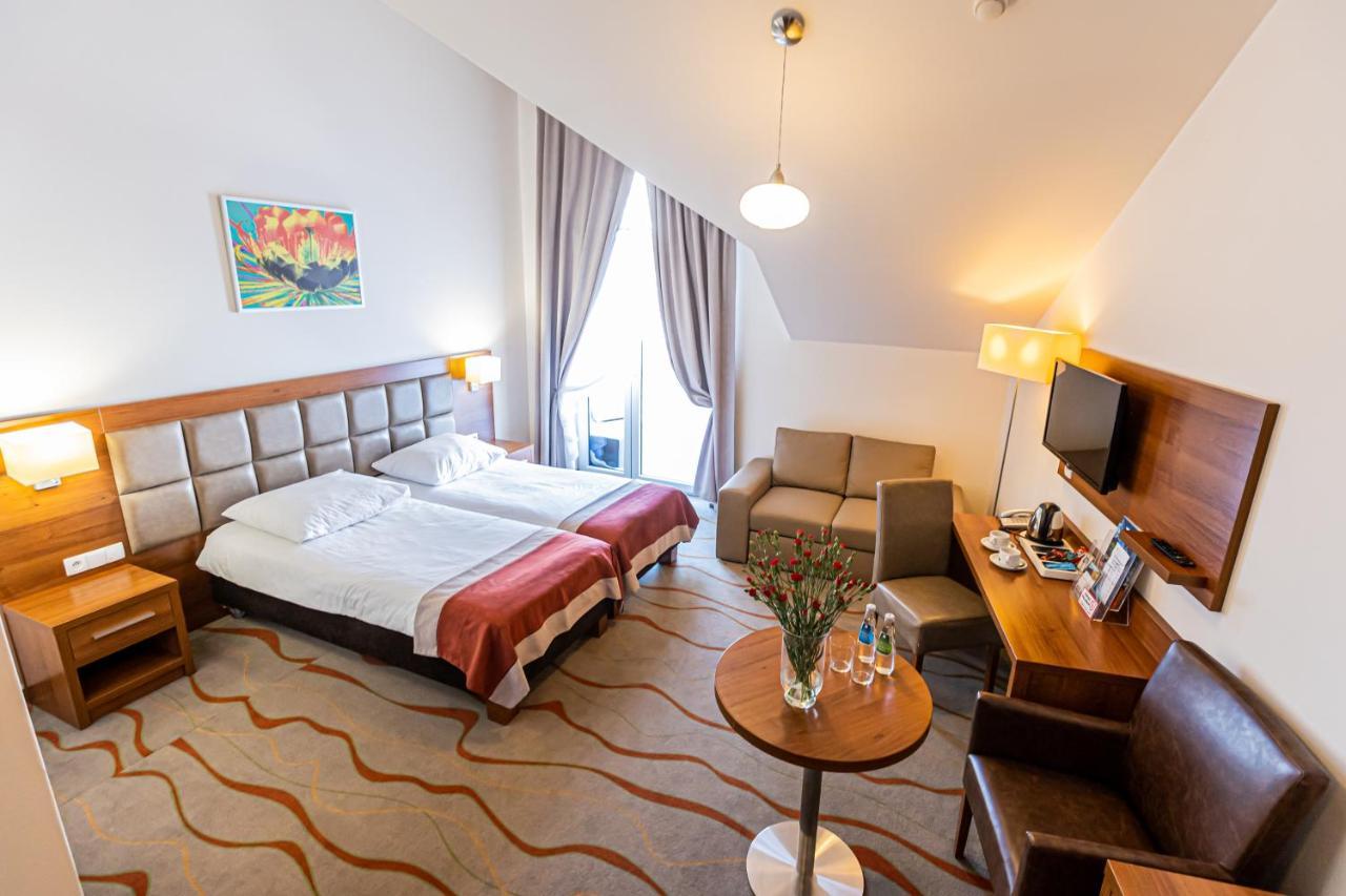Hotel Olivia Medical Spa Skomielna Czarna Экстерьер фото