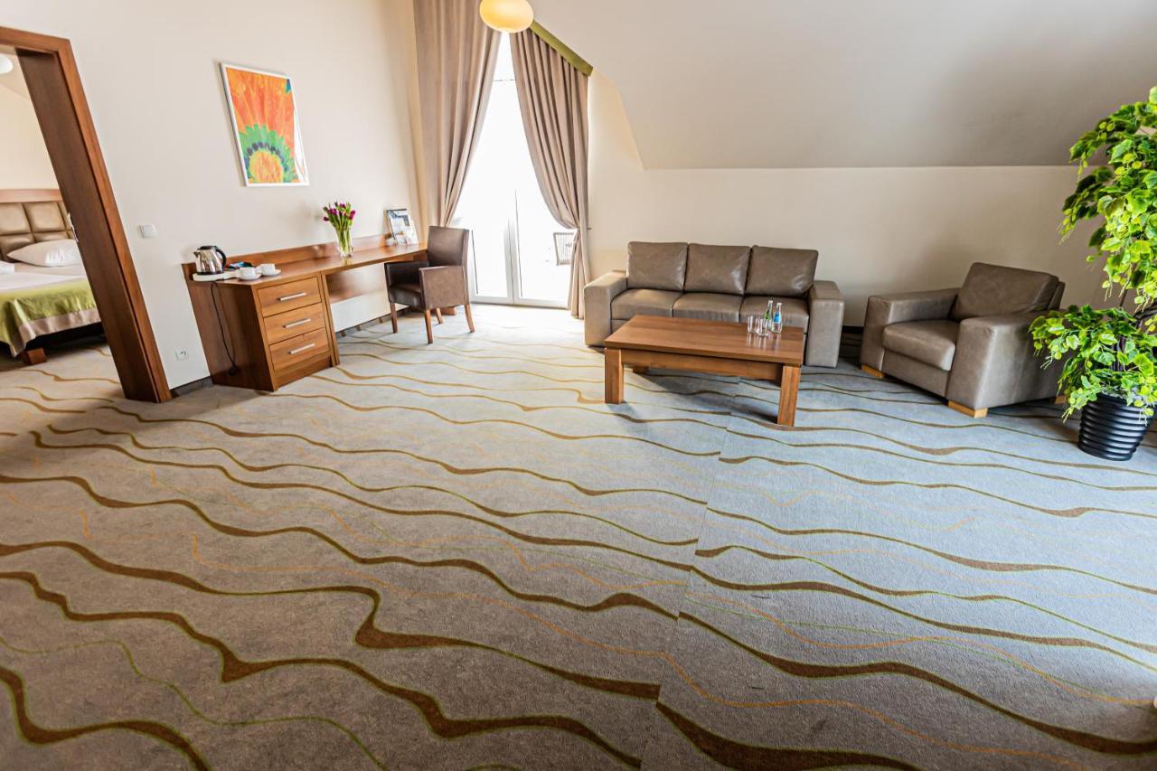 Hotel Olivia Medical Spa Skomielna Czarna Экстерьер фото
